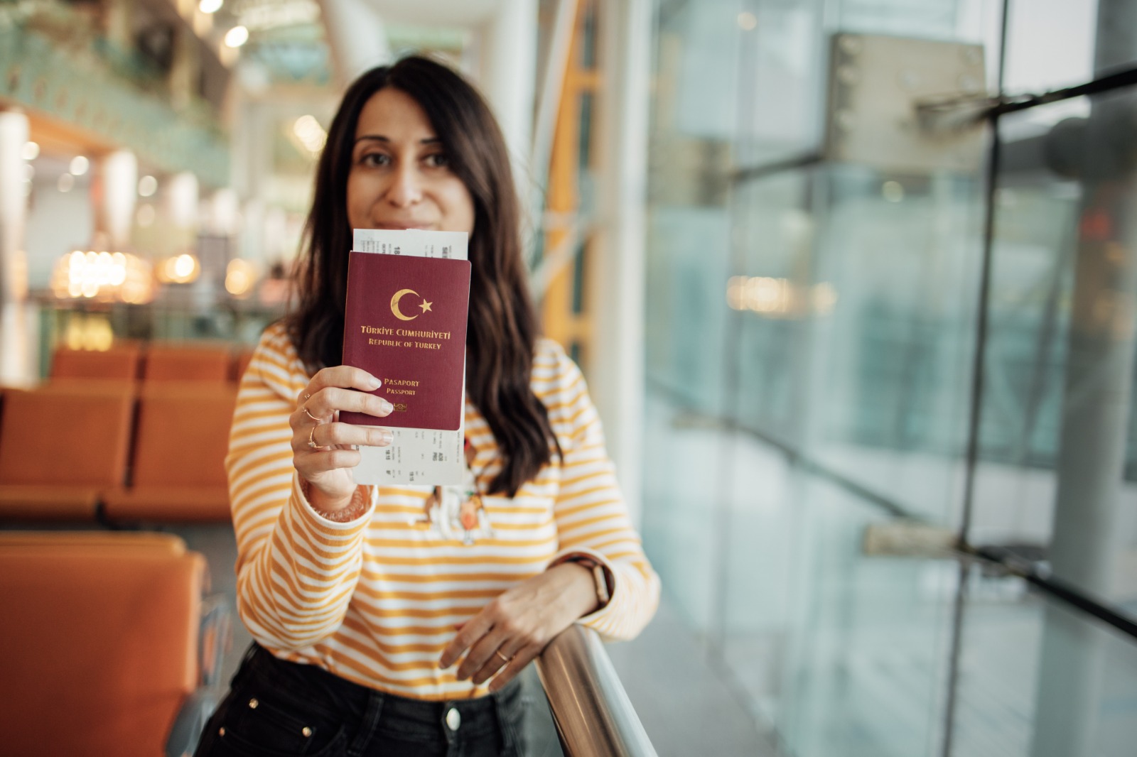 Ergotherapeutin mit Reisepass am Flughafen vor der Abreise nach Deutschland