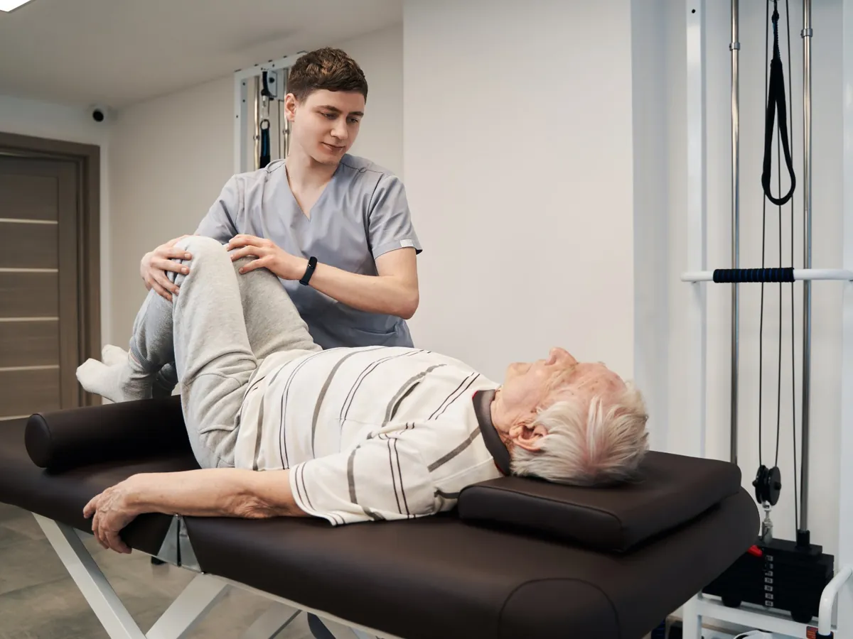 Terapeuta tratando a un paciente mayor durante el período de adaptación
