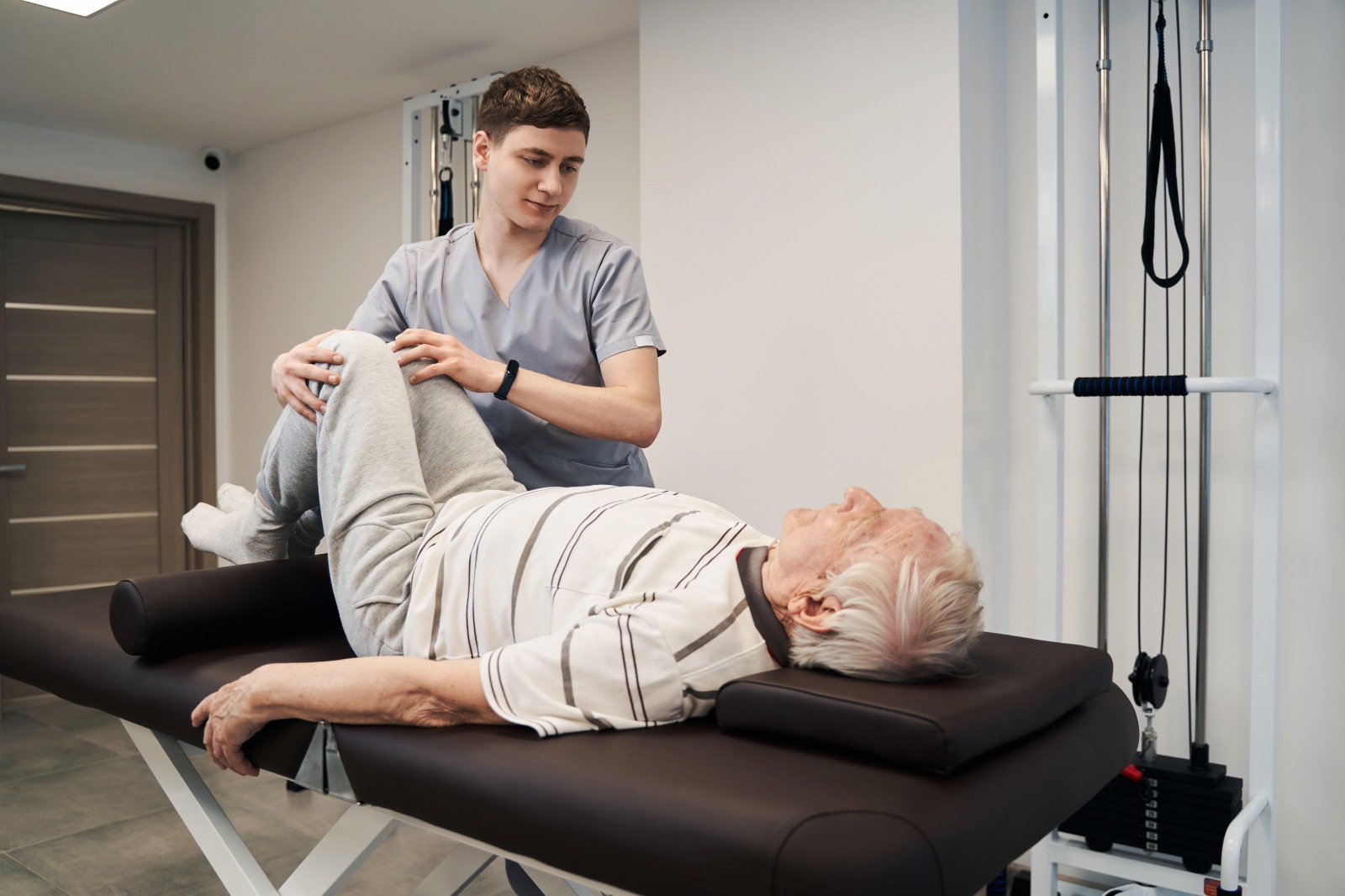 Therapeut behandelt älteren Patienten während des Anpassungslehrgangs